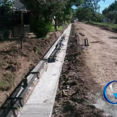 Construcción de cordones cuneta en Roldan